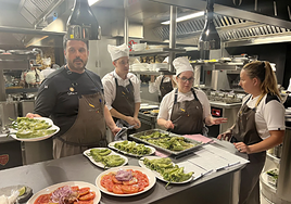 A las ocho comienzan a salir los primeros platos a la zona del bar.