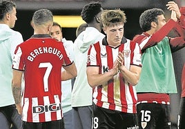 Lucha por la posición entre los jugadores del Athletic y del Girona a la salida de un córner.
