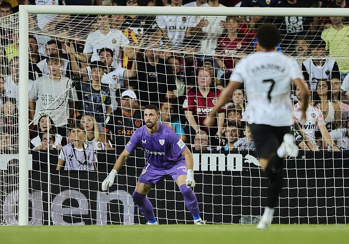 Unai Simón evitó un gol en el descuento antes del segundo del Valencia.