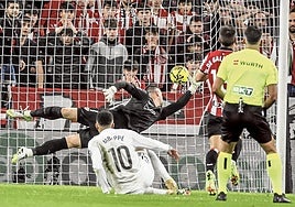 Simón no pudo hacer nada ante el primer gol de Mbappé.