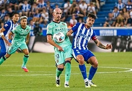 Blanco y Rey pugnan por el balón durante el Alavés-Levante.