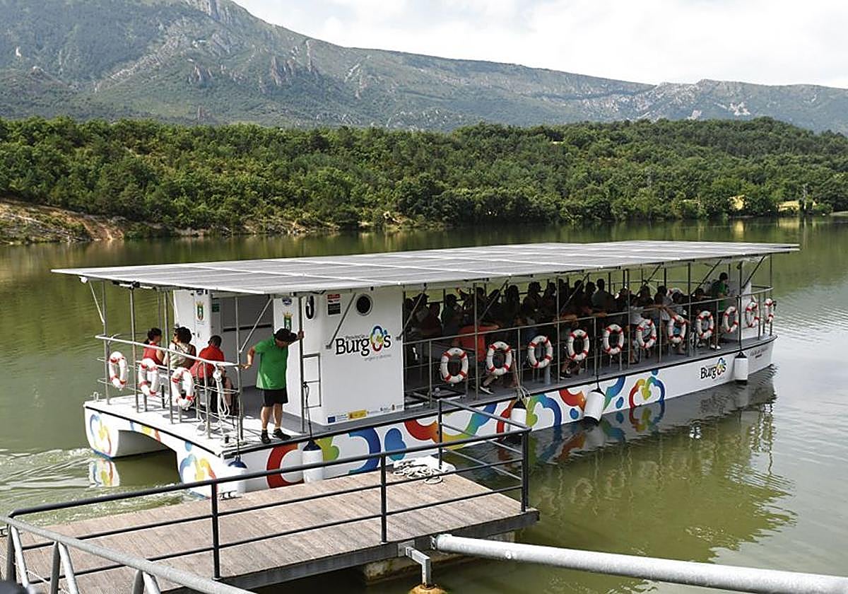 Viaje que surca el río Ebro y se adentra en el cañón de Sobrón.