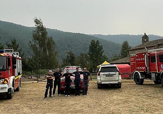 Los bomberos alaveses desplazados en su llegada al municipio Boca de Huérgano, en León.