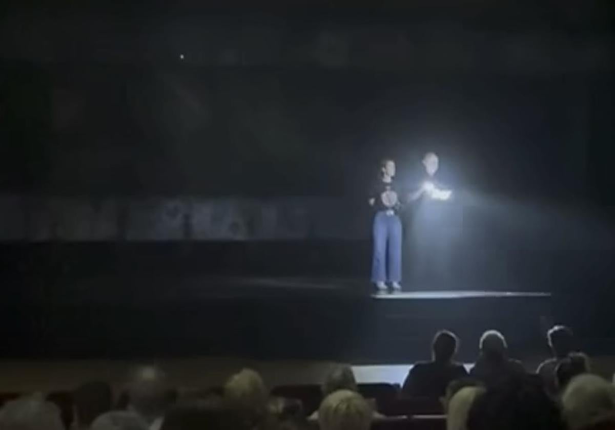 Los responsables salieron al escenario con linternas para dar explicaciones.