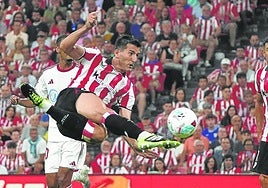 Vivián remata de forma acrobática a la salida de un córner en la primera mitad ante el Sevilla.