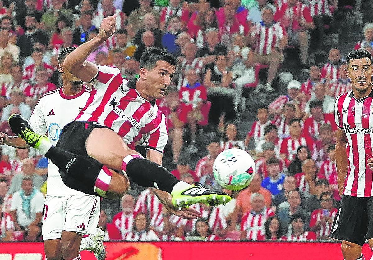 Vivián remata de forma acrobática a la salida de un córner en la primera mitad ante el Sevilla.