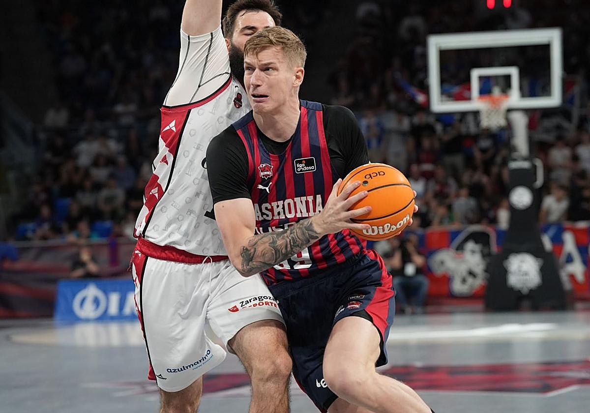 Samanic entra a canasta en un partido de la pasada temporada contra el Zaragoza.