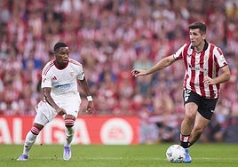 Areso conduce ante el sevillista Idumbo el domingo en San Mamés.