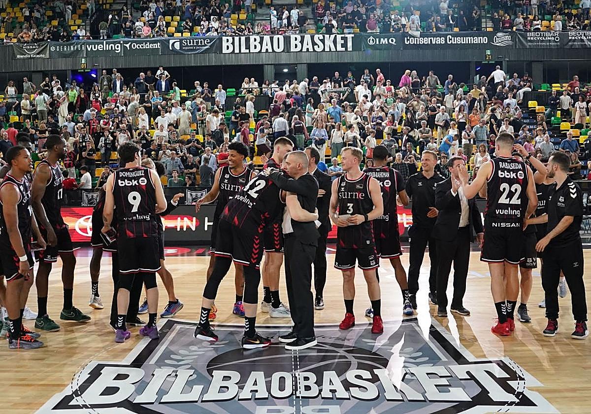 Los jugadores del Bilbao Basket, en el cierre de la pasada temporada