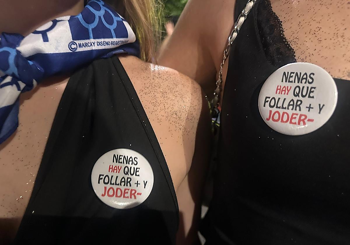 'Chupa y calla', 'Lo tengo mojadito...': Las chapas de la polémica que se venden en Aste Nagusia