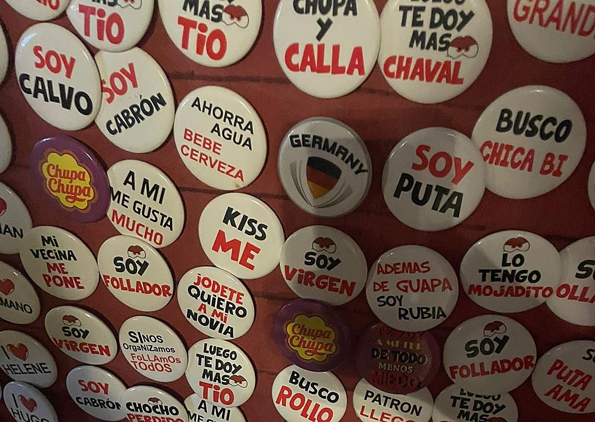 Imagen secundaria 1 - &#039;Chupa y calla&#039;, &#039;Lo tengo mojadito...&#039;: Las chapas de la polémica que se venden en Aste Nagusia