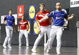 Elordi se coloca ara soltar la derecha ante la mirada el resto de protagonistas del partido de parejas del Torneo Bizkaia.