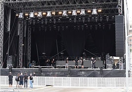 El escenario de Abandoibarra al finalizar el montaje este domingo.