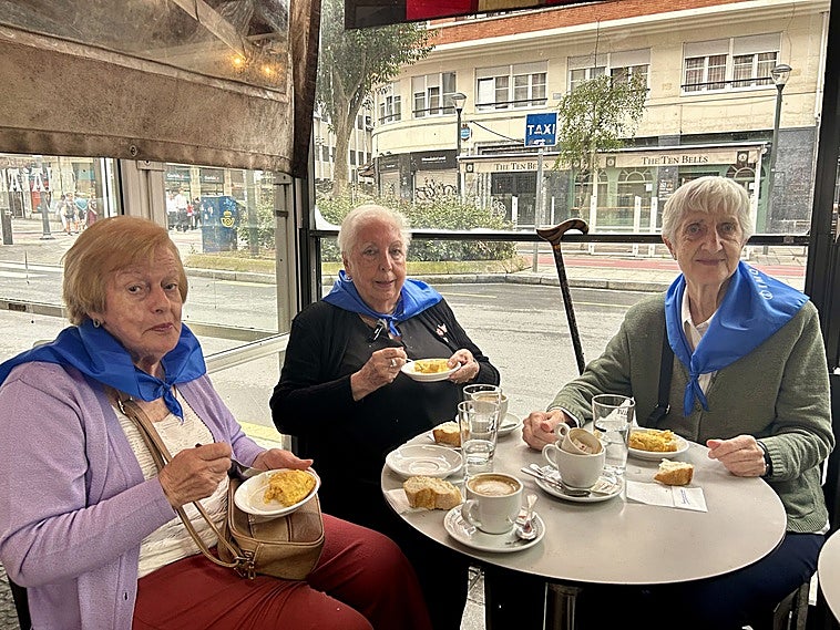 Olga Aparicio, Delfina Ruiz y Celia Echeverría disfrutan de un desayuno en el bar Zuloa.