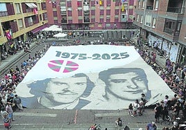 Vecinos de Zarautz desplegaron una enorme lona con los rostros de los dos miembros de ETA.