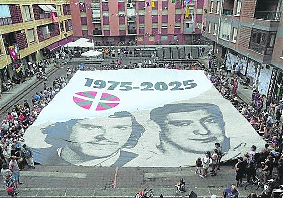 Vecinos de Zarautz desplegaron una enorme lona con los rostros de los dos miembros de ETA.