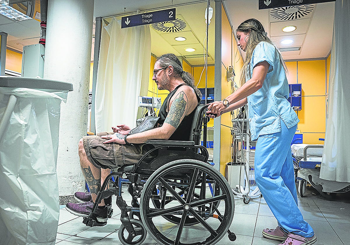 Trasladan a un paciente tras su llegada a Urgencias.