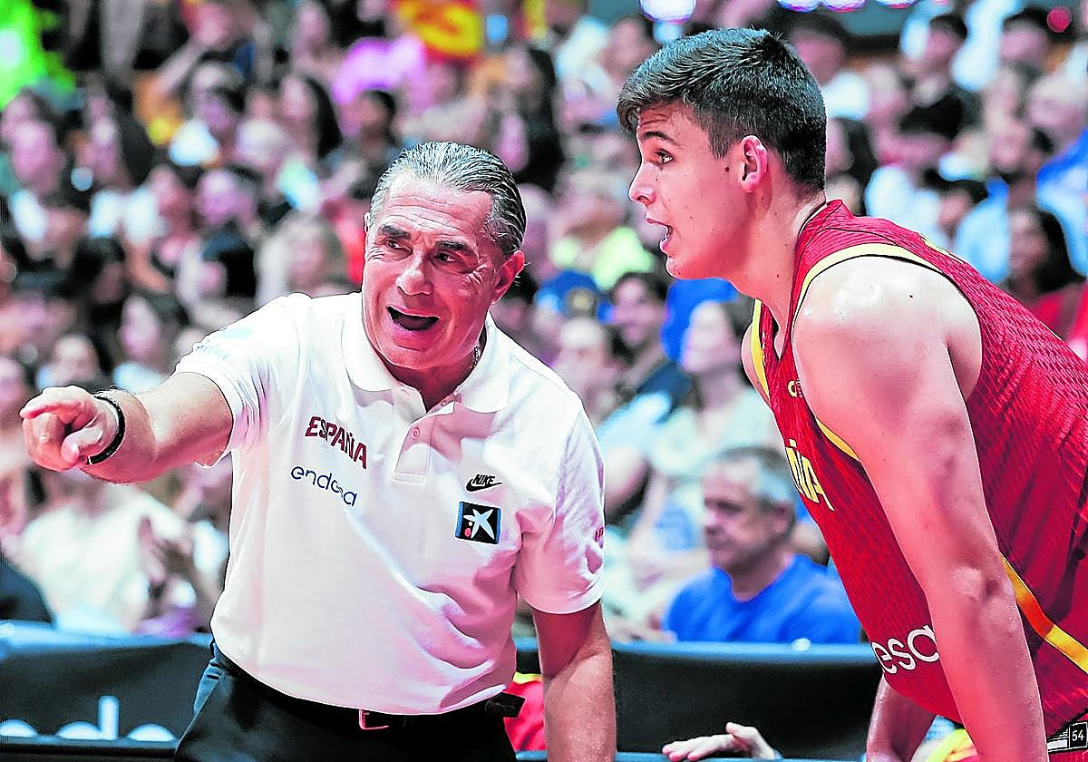 Sergio Scariolo da instrucciones a Jaime Pradilla en el primero de los amistosos ante Francia disputado en Badalona.