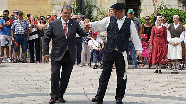 Imagen después - El profesor de aurreskus de los alcaldes