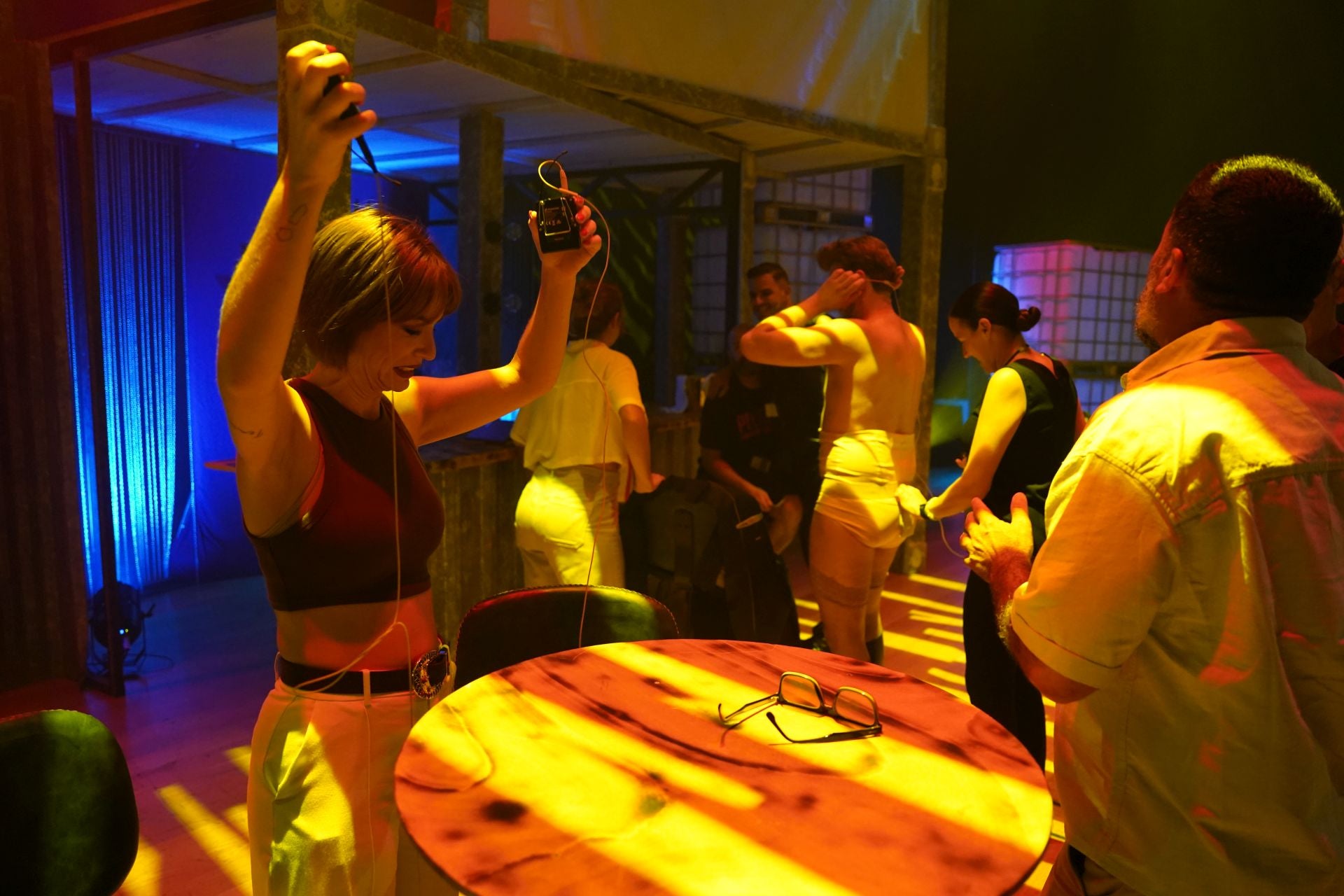 Ajustando los micrófonos.