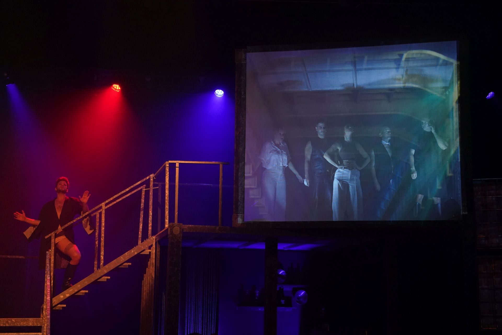 Los actores ensayan minutos antes de arrancar el show.