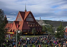 Trasladan la iglesia de Kiruna de 672 toneladas por carretera para evitar su hundimiento