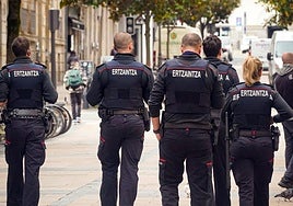 Ertzainas patrullan por una calle de Vitoria.