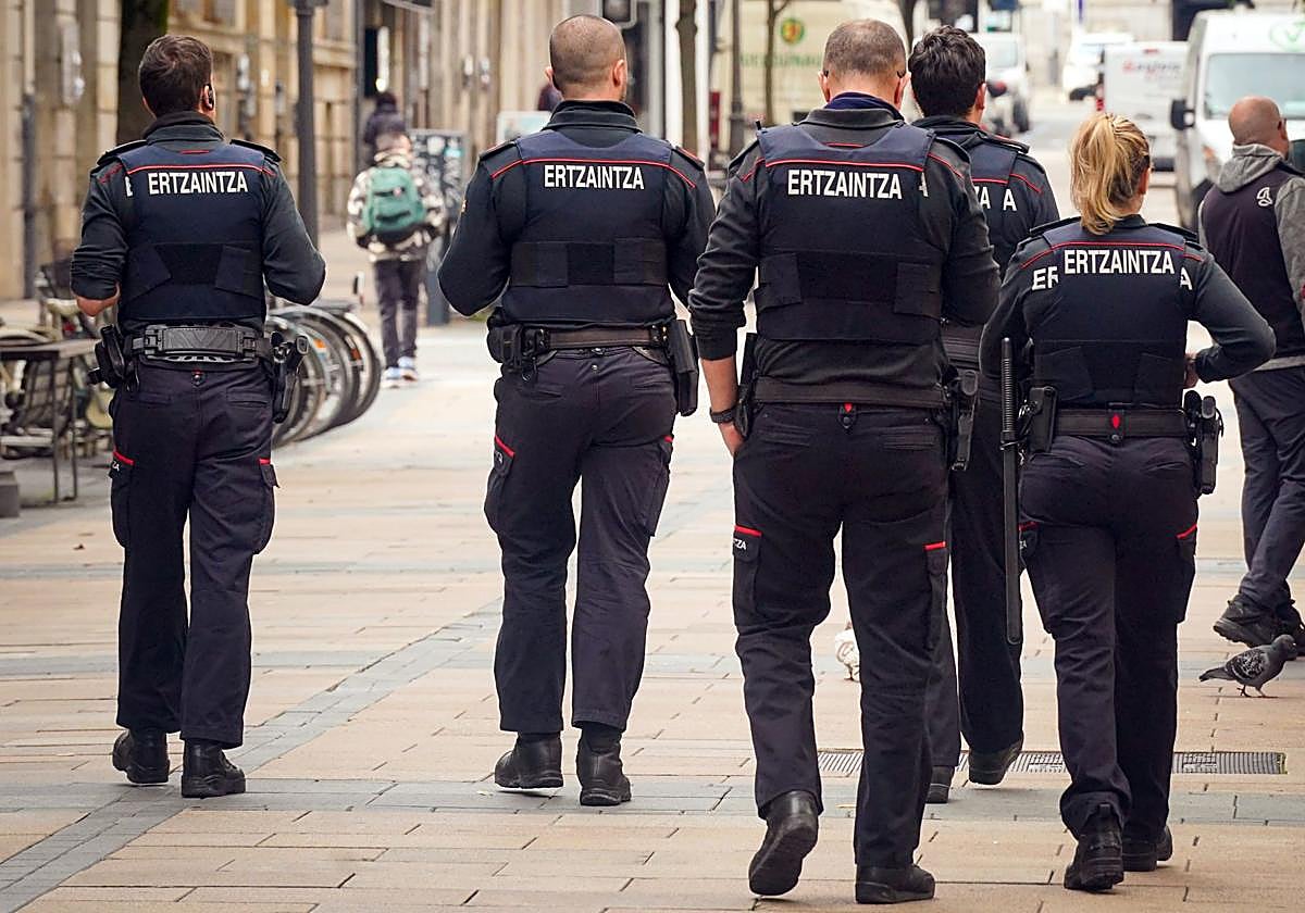 Ertzainas patrullan por una calle de Vitoria.