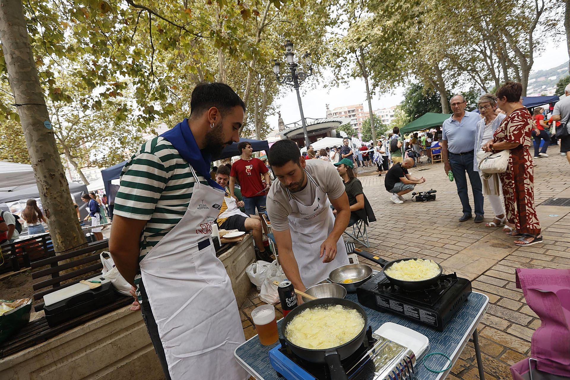 El olor a patata frita impregna El Arenal