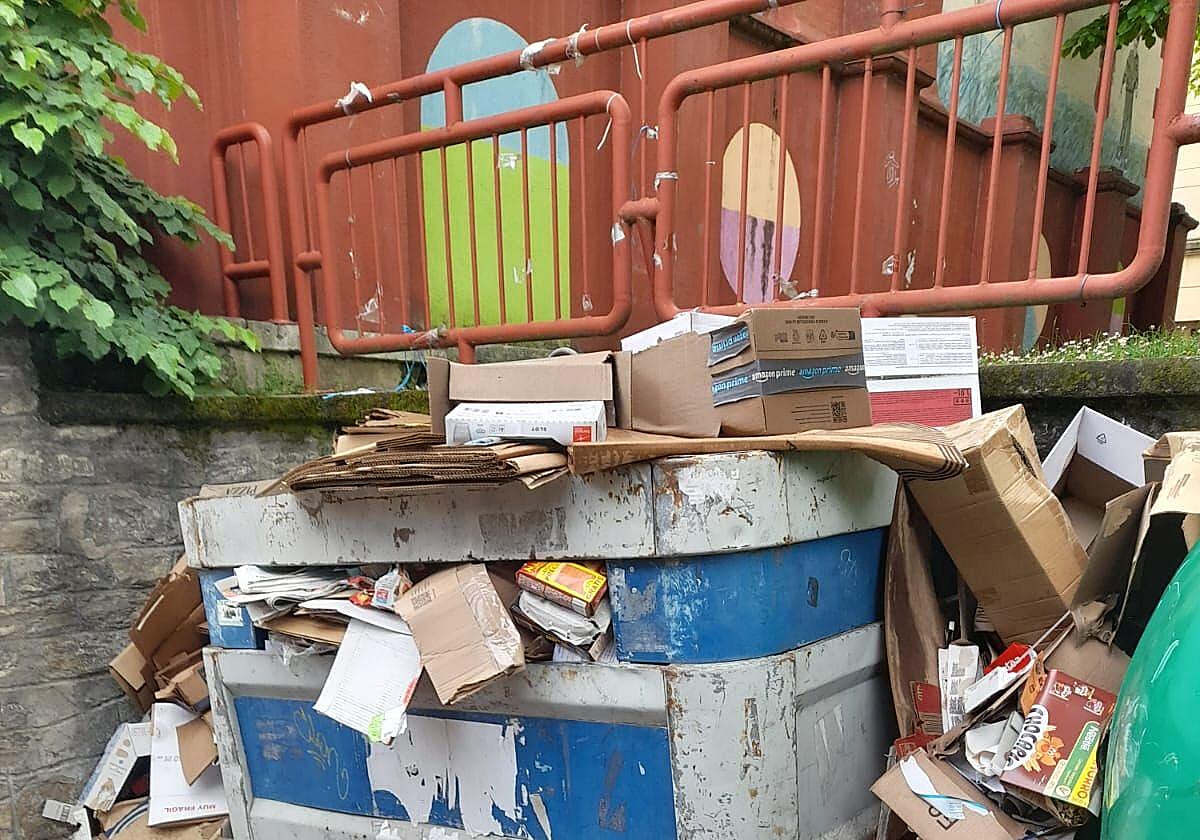 Un contenedor repleto de cartones.