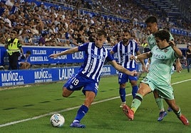 Ibáñez busca un centro en el partido contra el Levante.