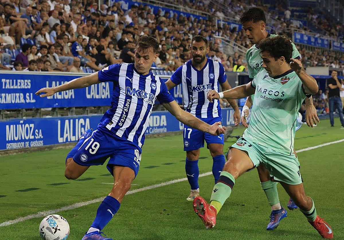 Ibáñez busca un centro en el partido contra el Levante.