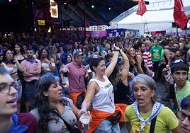 Fiesta en txosnas en Bilbao.