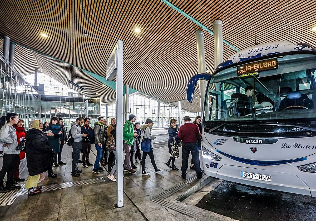 Viajeros hacen cola para subir a uno de los autocares de La Unión que conectan Vitoria con Bilbao.