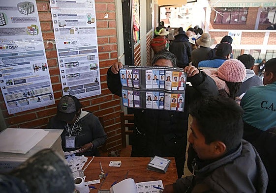 Continúa la jornada de votación en Bolivia para elegir a presidente y renovar el Legislativo.
