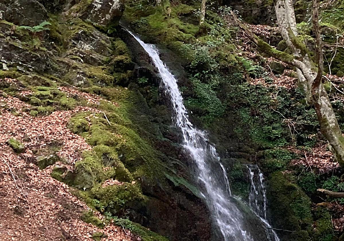 Imagen principal - Imágenes de las cascadas e intinerario de la ruta.