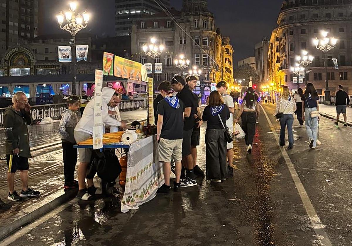 Colas este martes en el puente de El Arenal.