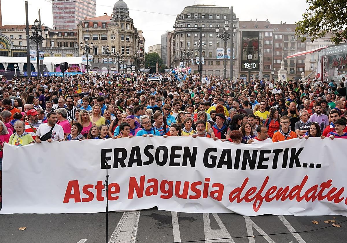 Las comparsas critican el desalojo de los manteros de la plaza del Gas