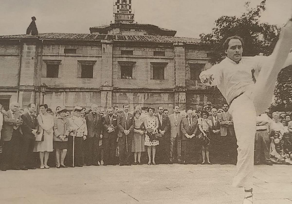 Imagen principal - El profesor de aurreskus de los alcaldes