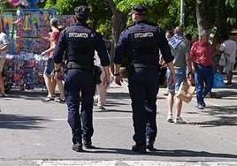 Ertzainas patrullan a pie por Vitoria.