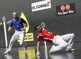 Elordi se coloca para golpear una pelota, mientras Altuna III tras de quitarse de su trayectoria.