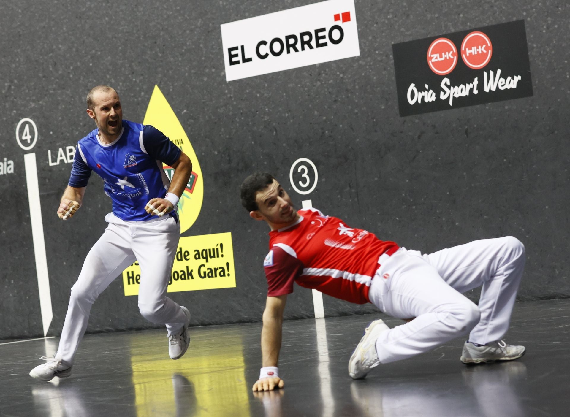 Elordi se coloca para golpear una pelota, mientras Altuna III tras de quitarse de su trayectoria.