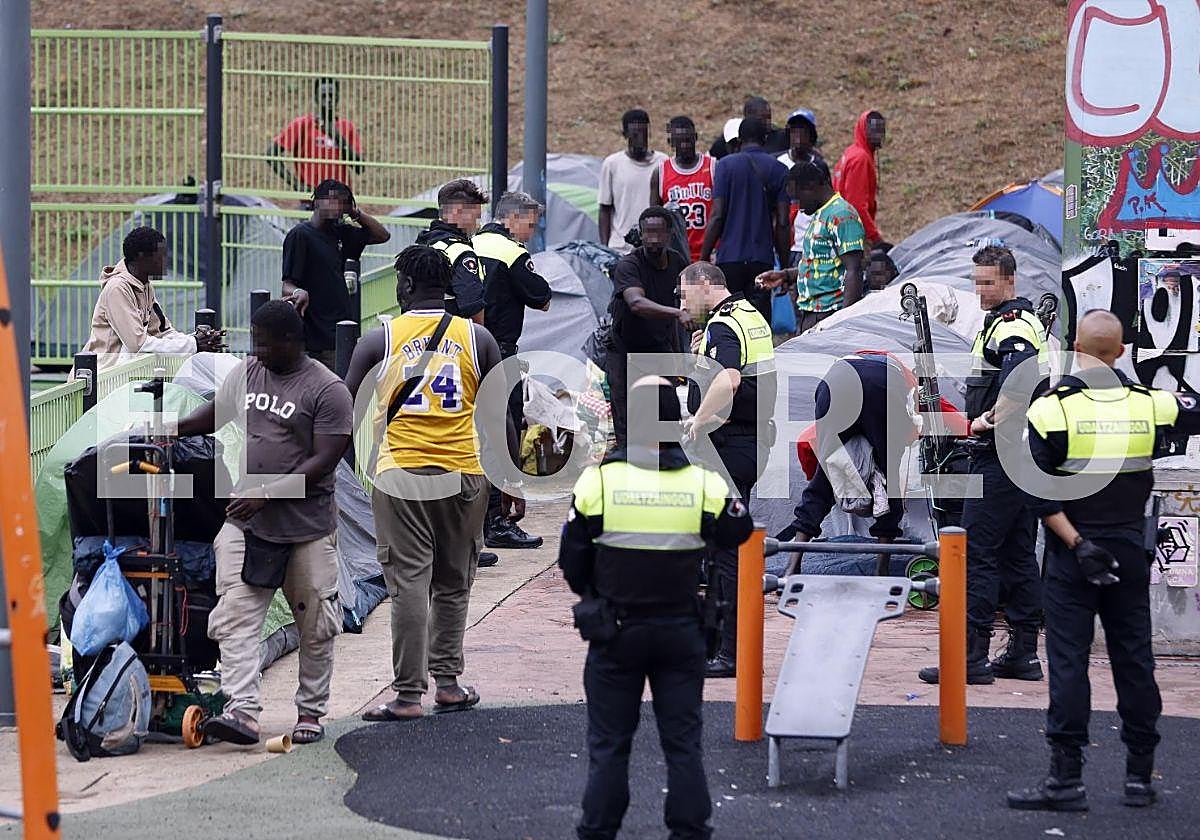 Una decena de policías locales les instaron a que levantaran el asentamiento.