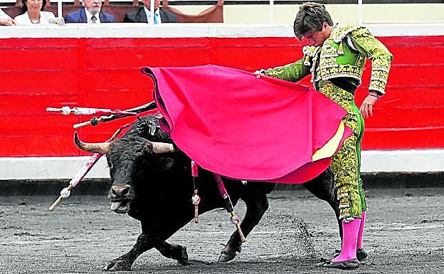 Martín Morilla, en la imagen durante su faena de muleta, estuvo resolutivo y firme.