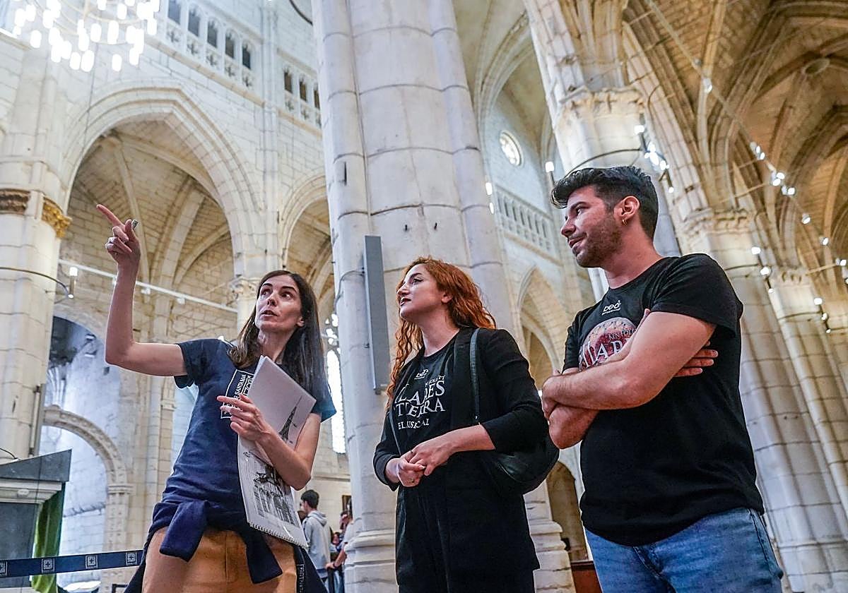 Mirari guía a los actores Alba Cuartero y Rodrigo Blanco por la nave de la Catedral de Santa María.