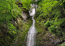 Imagen de una de las caidas de agua en la Senda de las Cascadas.