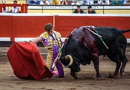 El diestro Juan Leal en 2019 en su faena con la muleta durante la octava corrida de la feria de Bilbao, en la que ha compartido cartel con José Garrido y Finito de Córdoba, con toros de Fuente Ymbro.