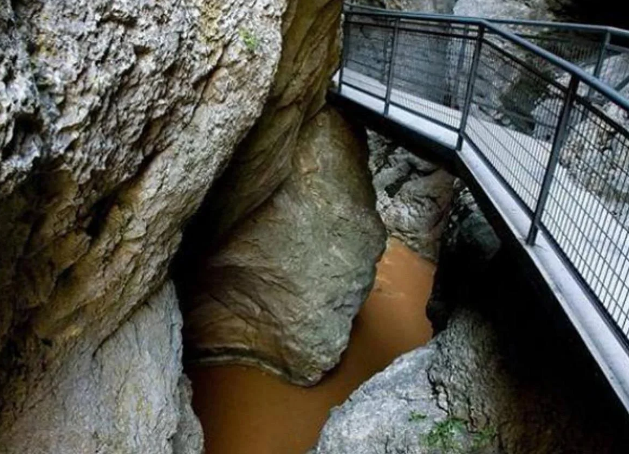 Imagen principal - Imágenes del desfiladero, de Santo Domingo de Silos y del recorrido a seguir.