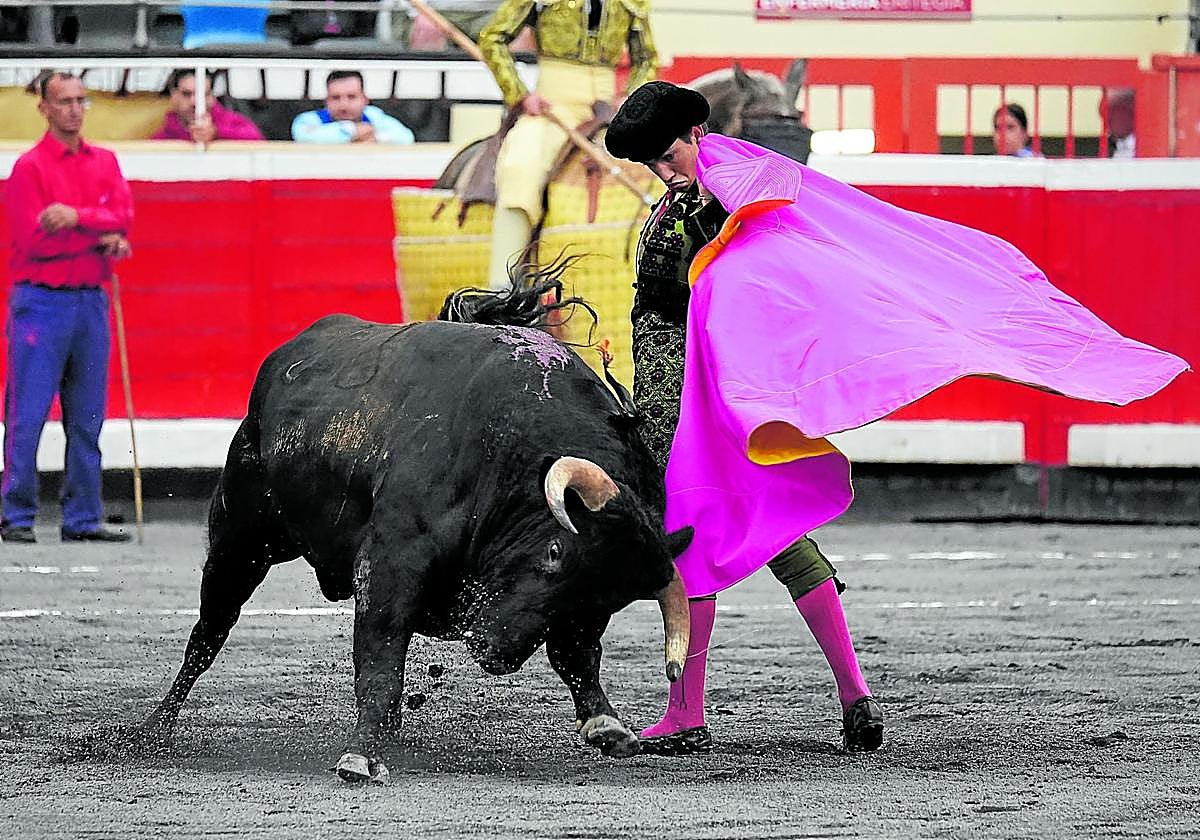 Javier Zulueta estuvo sobresaliente con el capote en una de sus faenas.