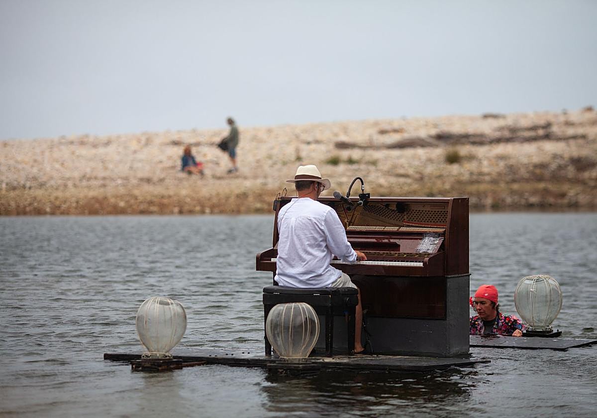 Imagen principal - El pianista que flota por el embalse de Legutio al son de música cubana: «&#039;Lágrimas negras&#039; es la que más se disfruta»